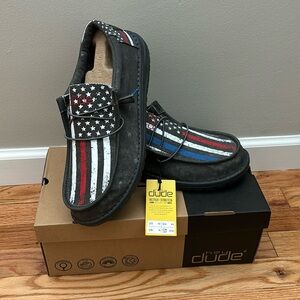 NWT Men’s Blue and Red thin line HeyDudes